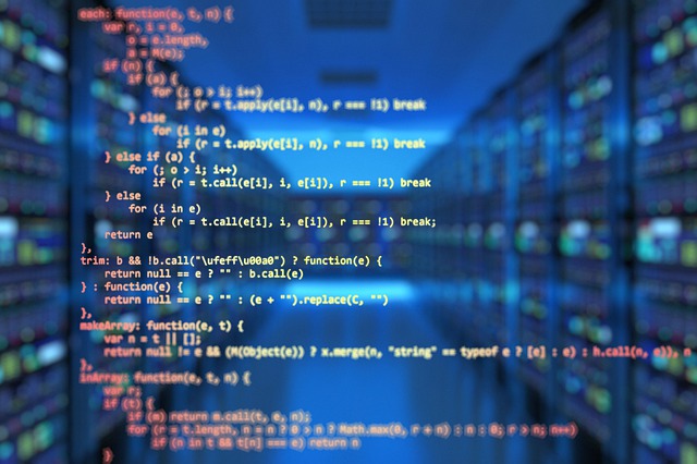 codice java con data center sullo sfondo